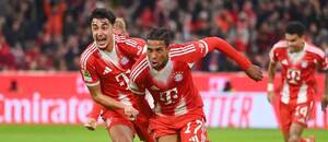 Aleksandar Pavlović a Michael Olise slaví gól v minulém duelu Bayernu proti Dortmundu