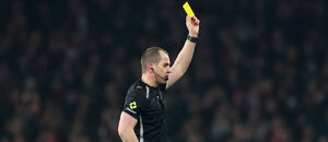 Peter Hankes drží v rukou žlutou kartu