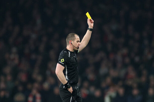 Peter Hankes drží v rukou žlutou kartu