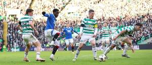 Djeidi Gassama z Rangers zakončuje v minulém utkání proti Celtiku ve skotské Premiership