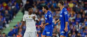 Zápas Realu Madrid a Getafe: Na snímku Vinícius Júnior (vlevo) a Juan Iglesias z Getafe