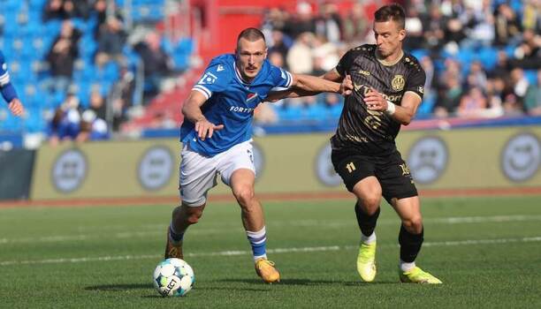 Zápas mezi Baníkem Ostrava a&nbsp;Hradcem Králové: Na snímku zleva Jiří Boula a&nbsp;Samuel Dancák