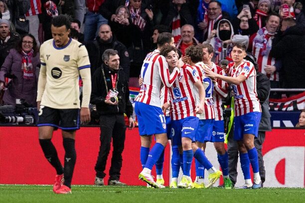 Hráči Atlética oslavují gól proti Barceloně