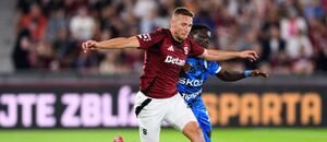 Pavel Kadeřábek a Solomon John v ligovém vzájemném duelu Sparty s Mladou Boleslaví