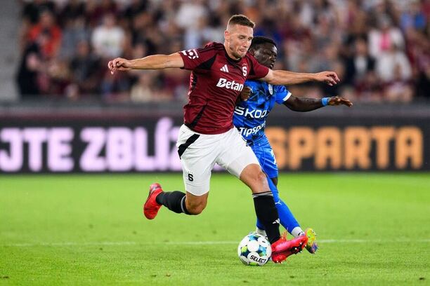 Pavel Kadeřábek a&nbsp;Solomon John v&nbsp;ligovém vzájemném duelu Sparty s&nbsp;Mladou Boleslaví