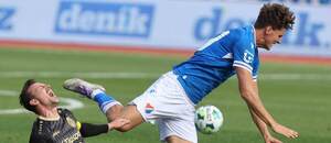 Královéhradecký záložník Vladimír Darida (vlevo) v pádu společně s Jakubem Pirou, útočníkem Baníku Ostrava