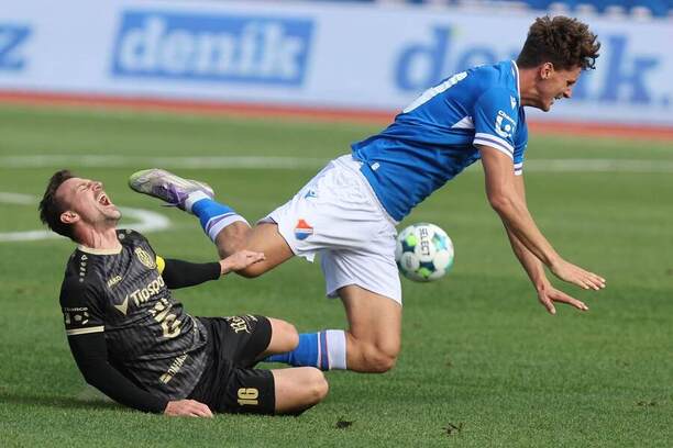 Královéhradecký záložník Vladimír Darida (vlevo) v&nbsp;pádu společně s&nbsp;Jakubem Pirou, útočníkem Baníku Ostrava