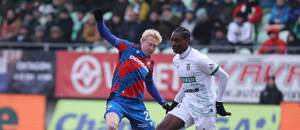 Tom Slončík z Plzně a Sahmkou Camara z Karviné