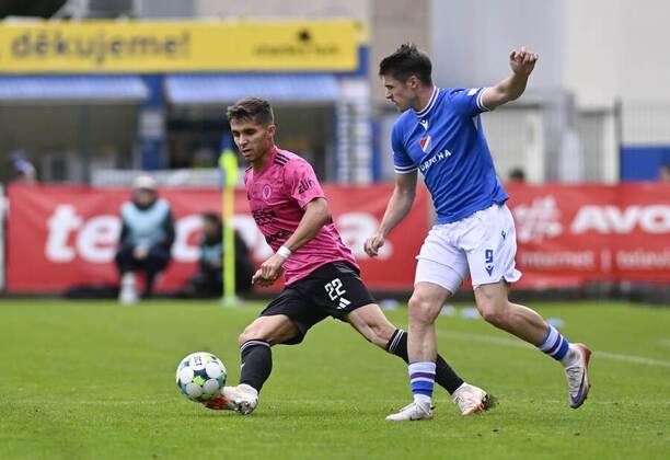 Na fotce zleva zlínský obránce Michal Fukala a&nbsp;David Buchta, záložník v&nbsp;barvách Baníku Ostrava