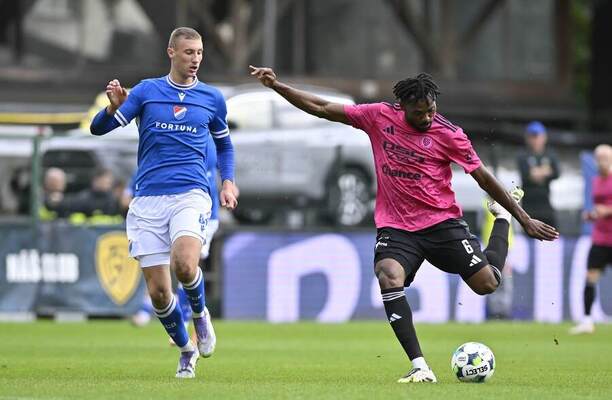 Zápas 11. kola Chance Ligy 2025/2026: Na snímku zleva ostravský obránce Ondřej Kričfaluši a&nbsp;záložník Zlína Joss Didiba