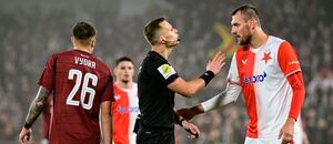 Patrik Vydra ze Sparty, rozhodčí Jan Všetečka a Tomáš Chorý ze Slavie, 11. kolo Chance Ligy 2025–26