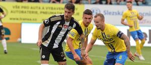 Opavští Marcel Novák a Jiří Janoščín v souboji s Antonínem Vaníčkem z Českých Budějovic