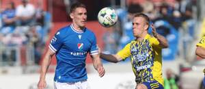 Ondřej Kričfaluši z Baníku (vlevo) a zlínský hráč David Machalík bojují o balon