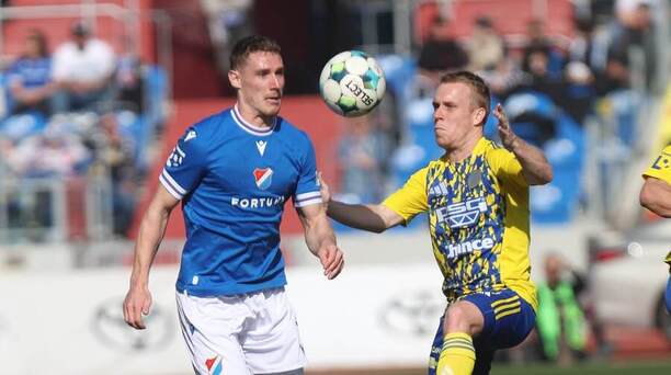 Ondřej Kričfaluši z Baníku (vlevo) a zlínský hráč David Machalík bojují o balon