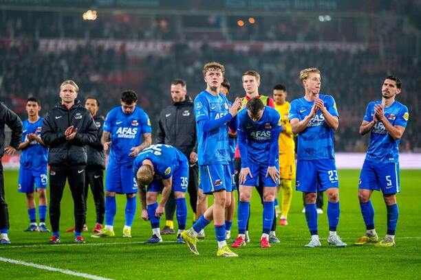 Hráči Alkmaaru děkují fanouškům po prohře s PSV