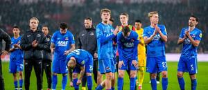 Hráči Alkmaaru děkují fanouškům po prohře s PSV