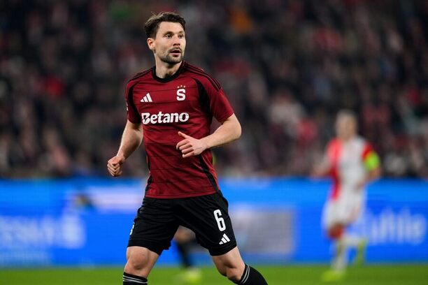 Kaan Kairinen během prohry Sparty na hřišti Slavie