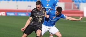 Utkání 12. kola Chance Ligy 2025/26: Na fotce v souboji Samuel Dancák z Hradce Králové (vlevo) a ostravský záložník David Buchta