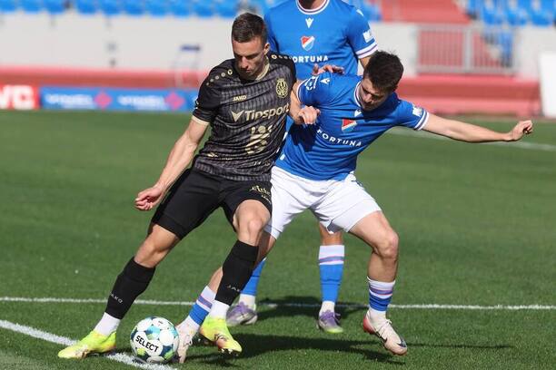 Utkání 12. kola Chance Ligy 2025/26: Na fotce v&nbsp;souboji Samuel Dancák z&nbsp;Hradce Králové (vlevo) a&nbsp;ostravský záložník David Buchta