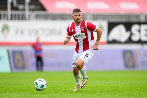 Záložník druholigové Viktorie Žižkov Michael Hönig