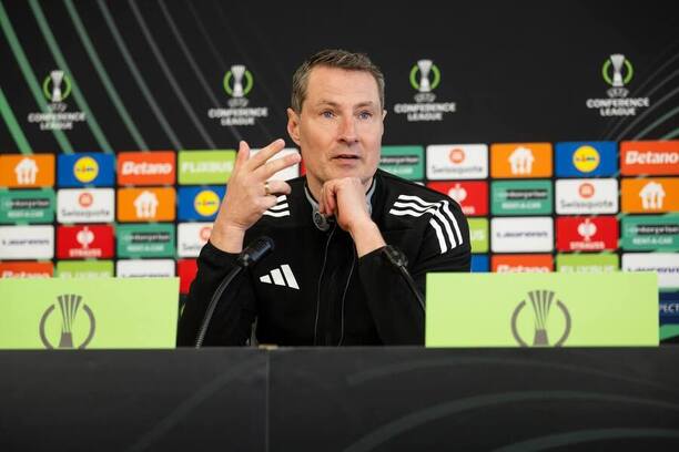 Trenér Sparty Brian Priske na tiskové konferenci před zápasem s&nbsp;Alkmaarem