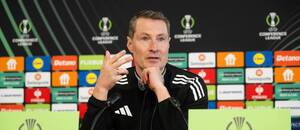 Trenér Sparty Brian Priske na tiskové konferenci před zápasem s Alkmaarem
