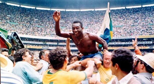 Pelé nad hlavami spoluhráčů – Brazílie vyhrává MS 1970