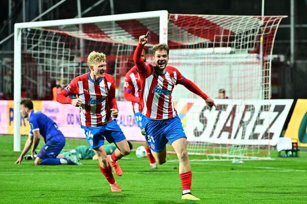 Hráči Zbrojovky Brno slaví gól