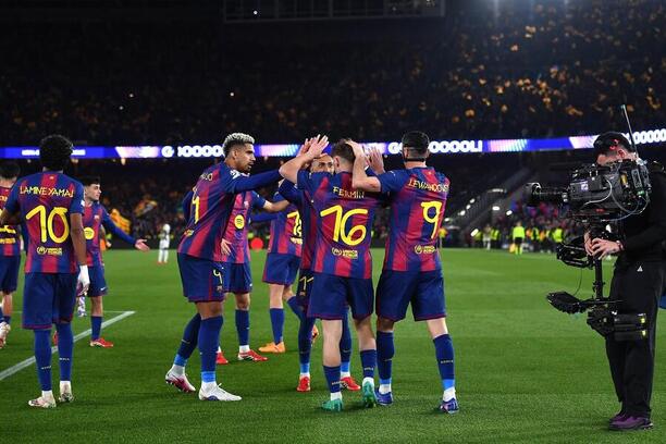 Hráči Barcelony se radují z&nbsp;gólu do sítě Newcastlu, odveta osmifinále Ligy mistrů 2025–26