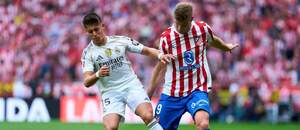 7. kolo La Ligy 2025/2026 - na fotce zachycen souboj záložníka Realu Madrid Ardy Gülera a Alexandera Sorlotha, útočníka Atlética Madrid