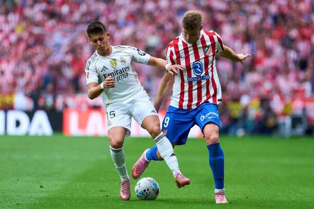 7. kolo La Ligy 2025/2026 - na fotce zachycen souboj záložníka Realu Madrid Ardy Gülera a&nbsp;Alexandera Sorlotha, útočníka Atlética Madrid