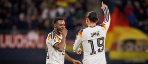 Němečtí hráči Ridle Baku a Leroy Sané v duelu proti Slovensku