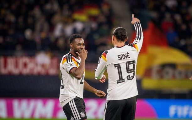 Němečtí hráči Ridle Baku a&nbsp;Leroy Sané v&nbsp;duelu proti Slovensku