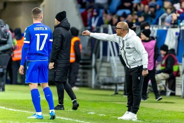 Lukáš Haraslín a&nbsp;Francesco Calzona během prohry Slovenska s&nbsp;Kosovem