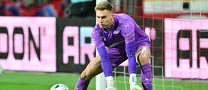 Adam Hrdina, brankář Zbrojovky Brno, chytá míč