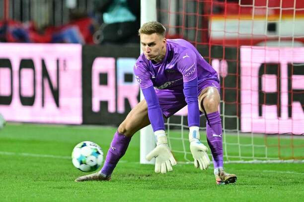 Adam Hrdina, brankář Zbrojovky Brno, chytá míč