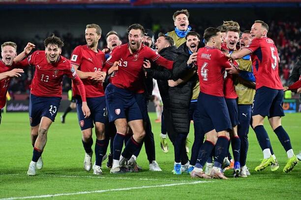 Česko slaví postup na MS, na fotce radující se tým po penaltovém dramatu s&nbsp;Dánskem