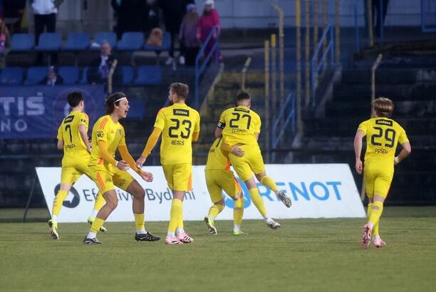 Fotbalisté Jihlavy se radují z&nbsp;gólu proti Artisu Brno v&nbsp;utkání Chance Národní Ligy