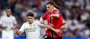 Marash Kumbulla z Mallorcy (vpravo) nahání Brahima Díaze, záložníka Realu Madrid
