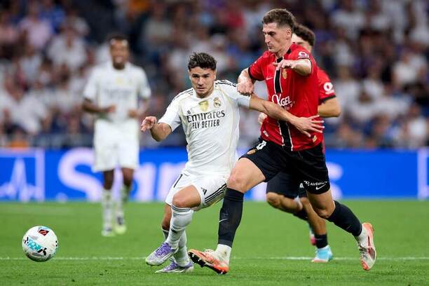 Marash Kumbulla z&nbsp;Mallorcy (vpravo) nahání Brahima Díaze, záložníka Realu Madrid