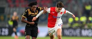 Zápas 14. kola Chance Ligy 2025/26: Abdullahi Ibrahim Bewene z Baníku Ostrava bojuje o míč s Mojmírem Chytilem v dresu Slavie