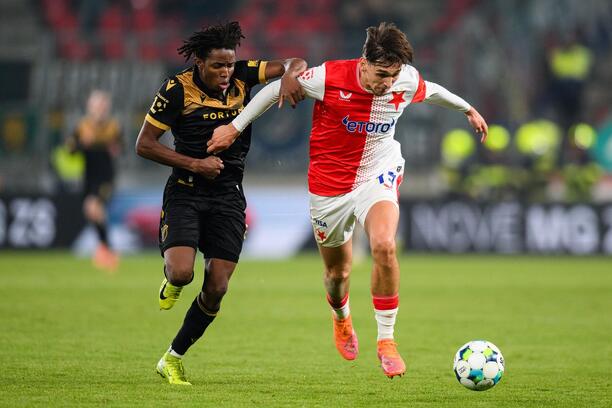 Zápas 14. kola Chance Ligy 2025/26: Abdullahi Ibrahim Bewene z&nbsp;Baníku Ostrava bojuje o&nbsp;míč s&nbsp;Mojmírem Chytilem v&nbsp;dresu Slavie