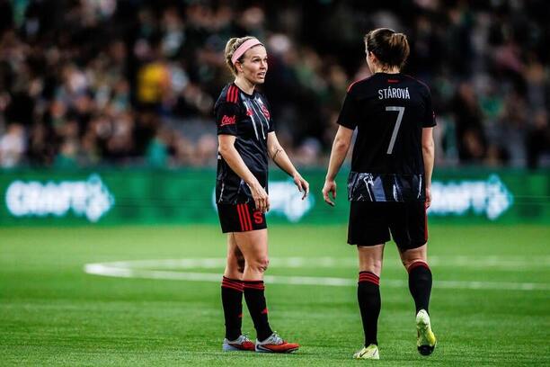 Franny Černá a&nbsp;Antonie Stárová během prohry Sparty s&nbsp;Hammarby