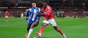 Utkání 3. kola ligové fáze EL 2025/26: Na fotce zleva obránce Porta Alberto Costa a Callum Hudson-Odoi, záložník Nottinghamu