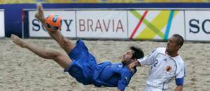 Plážový fotbal je plný akrobatických zakončení