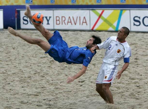 Plážový fotbal je plný akrobatických zakončení