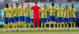 Fotbalisté Opavy před začátkem duelu proti Vlašimi