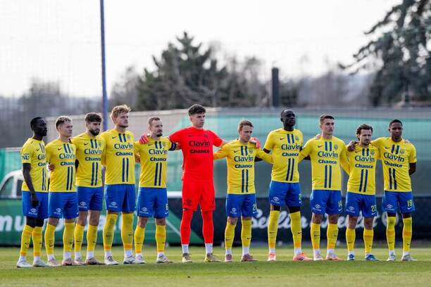 Fotbalisté Opavy před začátkem duelu proti Vlašimi