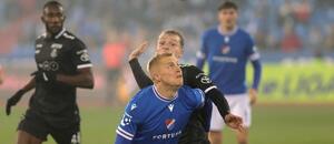 Ostravský obránce Michal Frydrych a záložník Jablonce Matěj Polidar bojují o míč