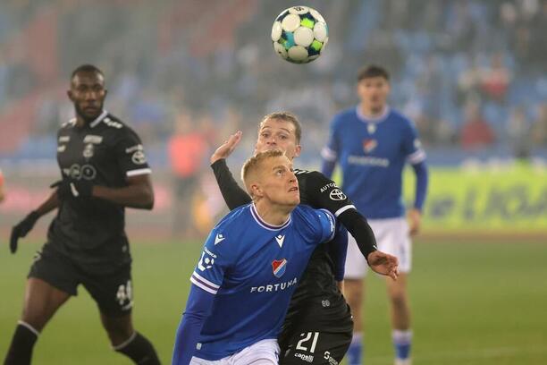 Ostravský obránce Michal Frydrych a&nbsp;záložník Jablonce Matěj Polidar bojují o&nbsp;míč